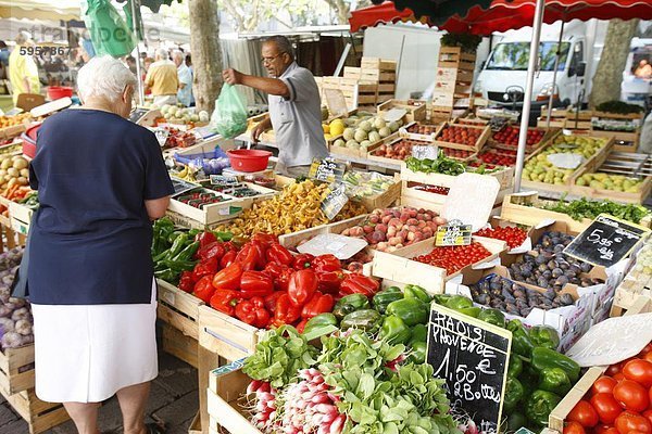 Markt in Uzes  Gard  Languedoc  Frankreich  Europa
