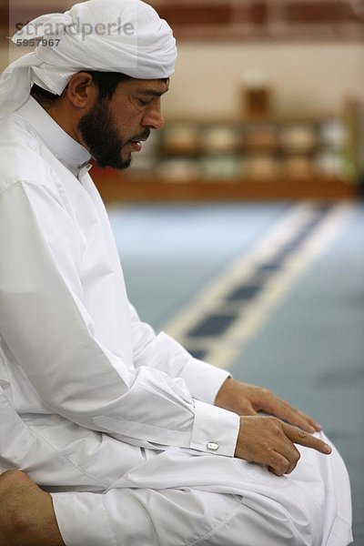 Betende Muslim  Jumeirah Moschee  Dubai  Vereinigte Arabische Emirate  Naher Osten