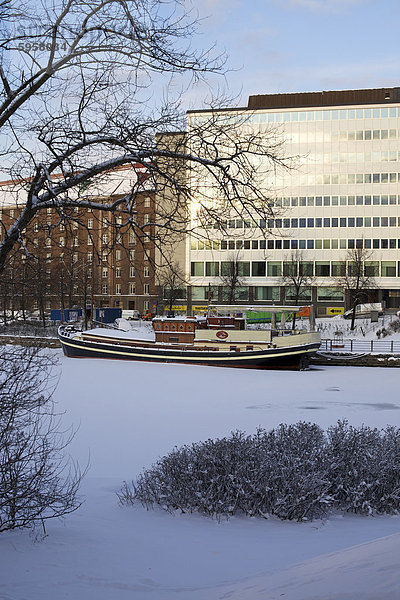 Boot auf den gefrorenen Fluss von der Pitkasilta Brücke  Helsinki  Finnland  Skandinavien  Europa