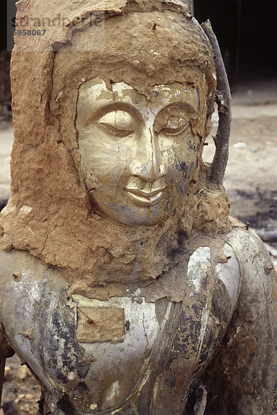 Giessen von Buddhastatue in Thonburi  Thailand  Südostasien  Asien