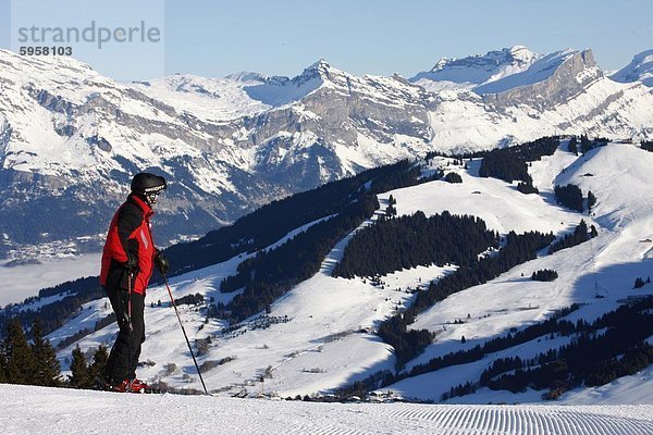 Skifahrer in Megeve  Haute Savoie  französische Alpen  Frankreich  Europa