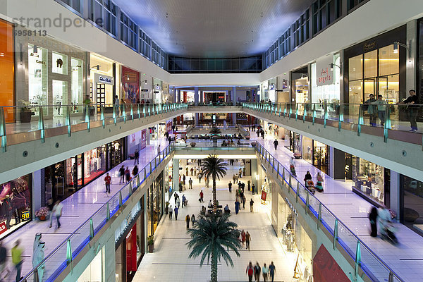 Dubai Mall  das größte Einkaufszentrum der Welt mit 1200 Geschäften  Teil der Burj Khalifa Komplex  Dubai  Vereinigte Arabische Emirate  Naher Osten