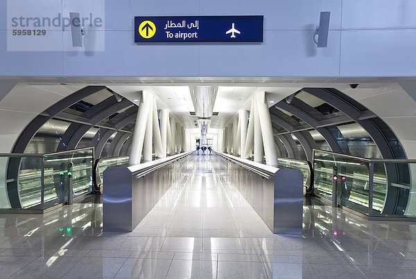 Gehweg in der stilvollen Terminal 3  eröffnet im Jahr 2010  Dubai International Airport  Dubai  Vereinigte Arabische Emirate  Naher Osten