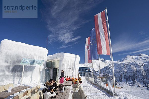 Gefroren Icebar Lech in der Nähe von St. Anton am Arlberg im Winterschnee  Österreichische Alpen  Österreich  Europa