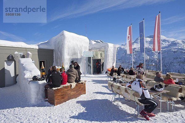 Skifahrer genießen Drinks an der Icebar Lech am nahe St. Anton Arlberg im Winter Schnee  Österreichische Alpen  Österreich  Europa