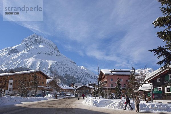 Zentrum von Lech nahe St. Anton am Arlberg im Winterschnee  Tirol  Österreichische Alpen  Österreich  Europa