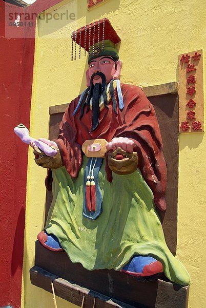 Statue an der Wand des chinesischen Tempels in Miri  Sarawak  Nord-Borneo  Malaysia  Südostasien  Westasien