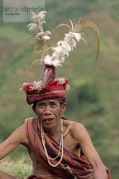 Bildnis eines älteren Mannes des Stammes der Ifugao tragen ein gewebten Hut mit Federn geschmückt  geschnitzten Vogel bei Banaue  Mountain Province  Nord-Luzon  Philippinen  Südostasien  Asien