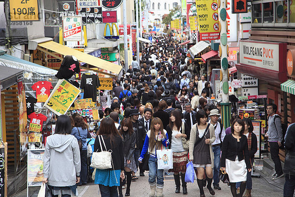 Wochenende drängt  Takeshita Dori  einer verkehrsberuhigten Straße  das ist ein Mekka für Jugendkultur und Mode  Harajuku  Tokio  Japan  Asien