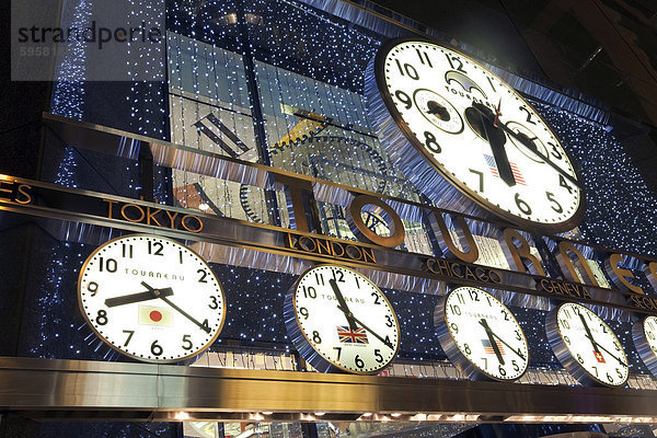 Uhren zeigen verschiedene Welt-Stadt-Zeiten außerhalb der Tourneau Store  Manhattan  New York City  New York  Vereinigte Staaten von Amerika  Nordamerika