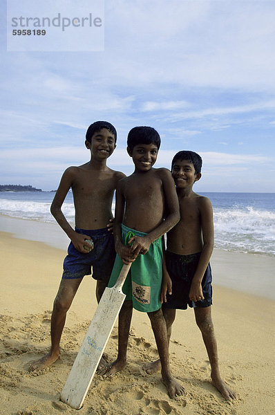 Jungs spielen Kricket  Hikkaduwa Strand  Sri Lanka  Asien