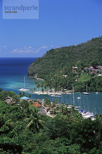 Erhöhten Blick über Marigot Bay  St. Lucia  Windward-Inseln  West Indies  Caribbean  Central America