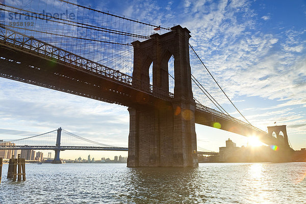 Die Brooklyn und Manhattan Brücken über den East River  New York City  New York  Vereinigte Staaten von Amerika  Nordamerika