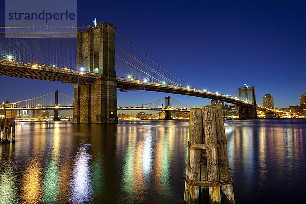 Die Brooklyn und Manhattan Brücken über den East River  New York City  New York  Vereinigte Staaten von Amerika  Nordamerika