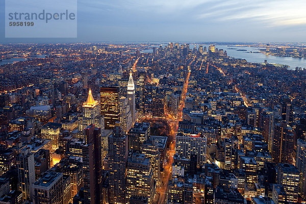 Erhöhten Blick auf Midtown Manhattan bei Dämmerung  New York City  New York  Vereinigte Staaten von Amerika  Nordamerika