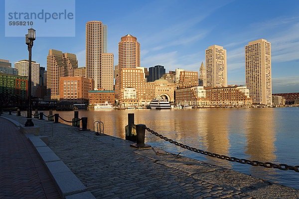 Skyline und innere Hafen einschließlich Rowes Wharf bei Dämmerung  Boston  Massachusetts  Neuengland  Vereinigte Staaten von Amerika  Nordamerika
