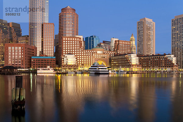 Skyline und innere Hafen einschließlich Rowes Wharf bei Dämmerung  Boston  Massachusetts  Neuengland  Vereinigte Staaten von Amerika  Nordamerika