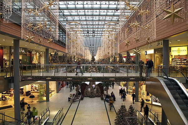 Potsdamer Platz Arkaden Shopping Center beleuchtet und dekoriert für Weihnachten  Berlin  Deutschland  Europa