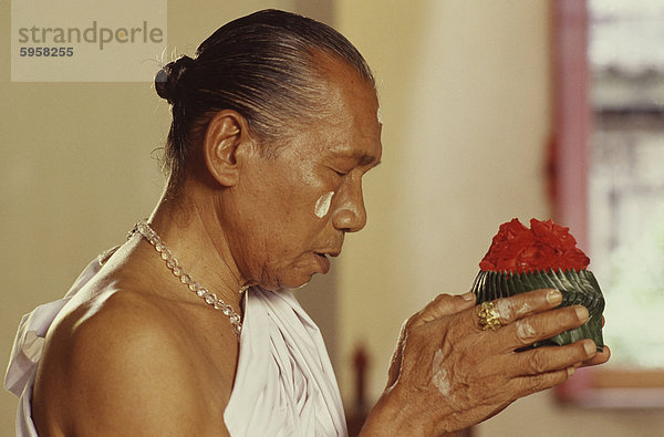 Eine königliche Brahmanen ausführen eine Zeremonie  Bangkok  Thailand  Südostasien  Asien