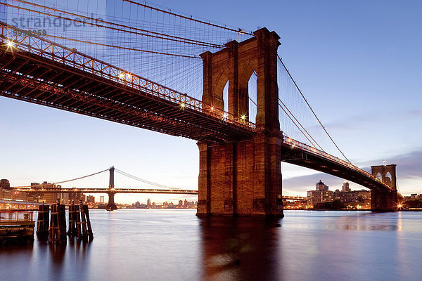 Die Brooklyn Bridge über den East River zwischen Brooklyn und Manhanttan  New York City  New York  Vereinigte Staaten von Amerika  Nordamerika