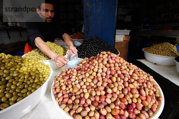 Olive Verkäufer  Essaouira  Marokko  Nordafrika  Afrika