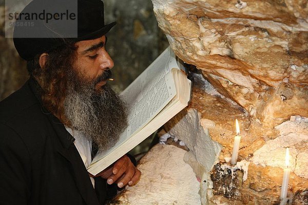 Frau Gebet in Elijahs Höhle Synagoge in Haifa  Israel  Naher Osten