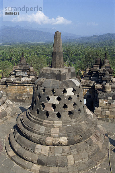 Blick über die umgebende Landschaft hinter einer Glocke (Pagode) Struktur auf das buddhistische Denkmal  Borobudur  UNESCO Weltkulturerbe  Java  Indonesien  Südostasien  Asien