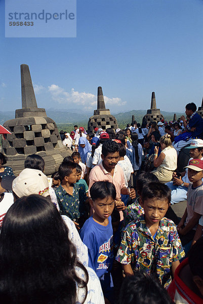 Besucher in den buddhistischen Tempel Borobudur  UNESCO Weltkulturerbe  Java  Indonesien  Südostasien  Asien