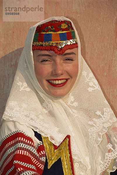 Portrait einer Frau in traditioneller Tracht in Kezmarok  Slowakei  Europa