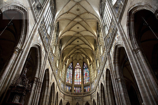Innenraum der St.-Veits Dom mit Bögen und Gewölbe im Chor  Prager Burg  Prag  Tschechische Republik  Europa