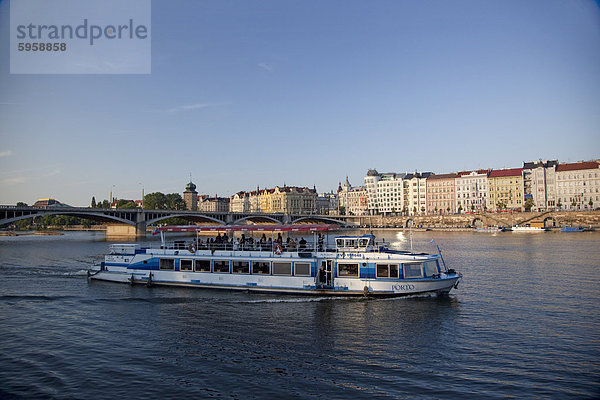 Sightseeing Boot auf der Moldau mit Ostufer und Jiraskuv-Brücke  Prag  Tschechische Republik  Europa