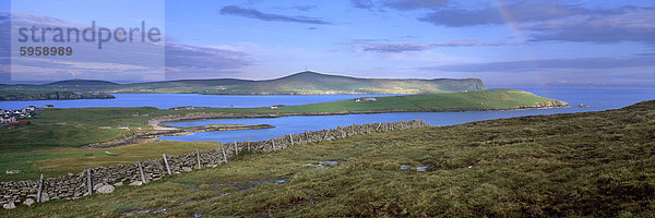 Regenbogen über Bressay Ton  (Bressay in der Ferne) in der Nähe von Lerwick  Shetland Islands  Schottland  Vereinigtes Königreich  Europa