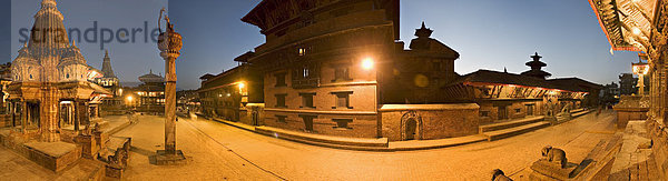 Durbar Square im Morgengrauen  einschließlich eine Statue von König Yoganendra Malla auf einer steinernen Spalte  der königliche Palast  jetzt Patan Museum und der Backstein-Basis von der Hari Shankar Mandir  UNESCO-Weltkulturerbe  Patan  Kathmandu  Nepal  Asien