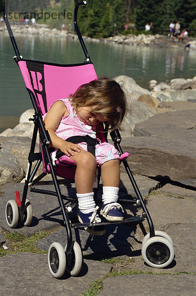 Kleines Mädchen schlafend im Kinderwagen  British Columbia  Kanada  Nordamerika