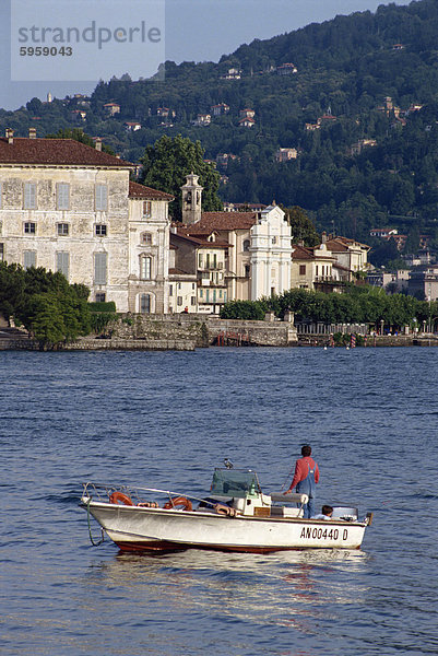 Kleines Boot am Lago Maggiore mit der Isola Bella  in Piemont  Italien  Europa