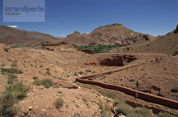 Bauernhof in ariden Landschaft des Dades-Tal  Marokko  Nordafrika  Afrika