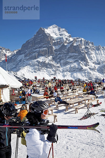 Bergrestaurant mit Berges Wetterhorn 3692m  in den Hintergrund  Grindelwald  Jungfrau Region  Berner Oberland  Schweizer Alpen  Schweiz  Europa