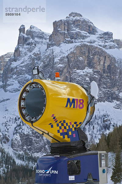 Schnee Kanone an den Hängen des Colfosco Dorf im Skigebiet Sella Ronda  Val Gardena  Dolomiten  Südtirol  Trentino-Alto Adige  Italien  Europa