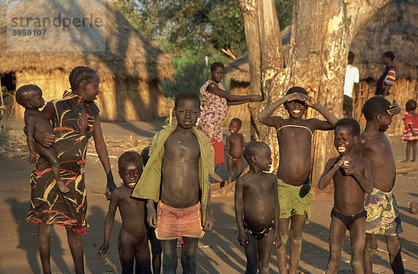 Gruppe von Kindern an den Dimma Flüchtlings Camp  Dimma  Äthiopien  Afrika