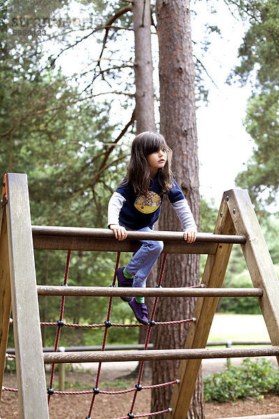 Junges Mädchen im Alter von vier oder fünf Spielen in ein Abenteuerpark  Bracknell  Berkshire  England  Vereinigtes Königreich  Europa