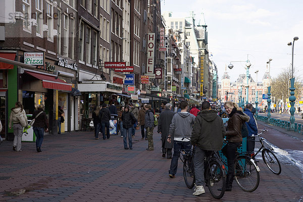 Damrak  einer belebten Durchgangsstraße im Zentrum der Stadt  Amsterdam  Niederlande  Europa