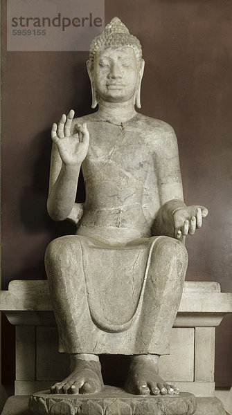 Riesige Davaravati Buddha Statue sitzend in der so genannten europäischen Mode  National Museum  Bangkok  Thailand  Südostasien  Asien