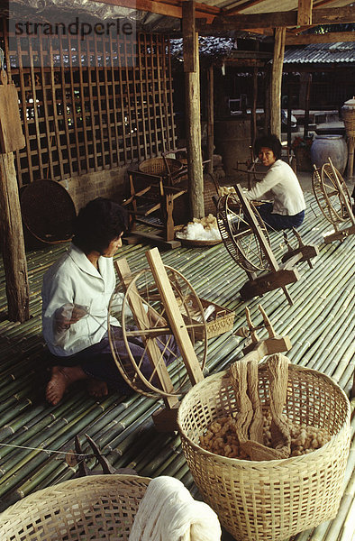 Spinnen von Baumwolle in Chiang Mai  Thailand  Südostasien  Asien