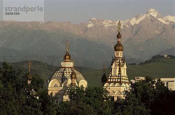 Zenkov Kathedrale und Tien Shan Berge  Almaty  Kasachstan  Zentralasien  Asien