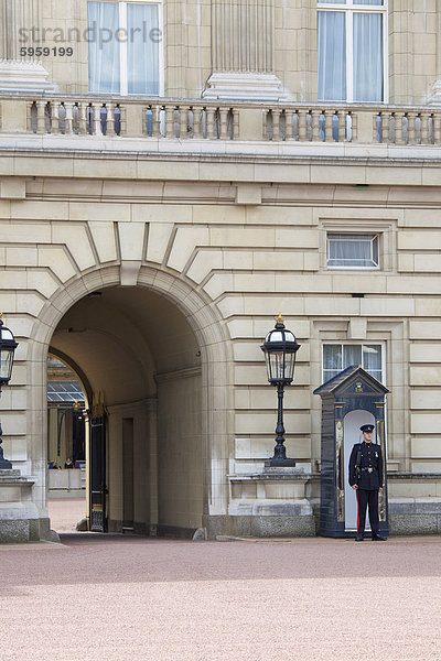 Wache draußen Buckingham Palace  London  England  Vereinigtes Königreich  Europa