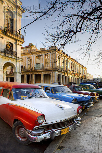 Havanna  Hauptstadt  Außenaufnahme  gebraucht  Mensch  Menschen  Auto  parken  Zug  amerikanisch  Taxi  Westindische Inseln  Mittelamerika  Klassisches Konzert  Klassik  Kuba  Haltestelle  Haltepunkt  Station
