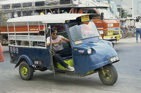 Treiber von lokalen Fahrzeug unterwegs in Ayutthaya  Thailand  Südostasien  Asien