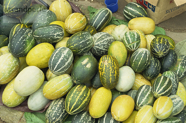 Gelb  grün und gesprenkelte Melonen aufgeschichtet zu verkaufen in Chiang Mai  Thailand  Südostasien  Asien