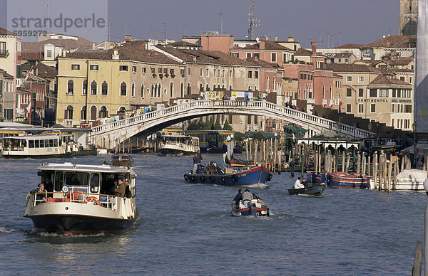 Vaporetto (Wasserbus) am Canal Grande in der Nähe des Bahnhofs  mit Scalzi-Brücke  erbaut 1934  Venedig  Veneto  Italien  Europa