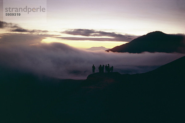 Menschen beobachten die Sonnenaufgang  Mount Bromo  Insel von Java  Indonesien  Asien